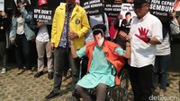 Mereka juga melakukan aksi teatrikal serta membuat poster bertuliskan Papa Cepat Sembuh yang merujuk pada alasan sakit Novanto yang absen pemanggilan KPK (Foto: Faiq Hidayat/detikcom)