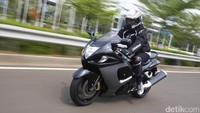 detikOto baru saja mendapat kesempatan untuk menjajal langsung motor gila dari Suzuki ini. Buasnya Suzuki Hayabusa tercetak dari bentuk tubuhnya yang sangat besar, berotot, dan panjang dimensinya.