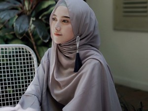 Foto: Ketika Gaya Hijab dengan 1 Anting Kembali Tren