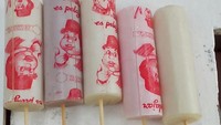 Semua pasti ingat es potong jadul ini. Berbentuk potongan panjang yang dipotong 10 cm kemudain diberi lidi. Bisa pilih aneka buah. Harganya murah, rasanya manis!Foto: Istimewa