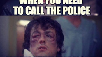 Meme ini menggambarkan jika pengguna iPhone X dipukuli penjahat sampai berubah banyak, maka ia akan kesulitan membuka ponsel dan menelepon polisi karena Face ID sulit mengenali. Foto: istimewa