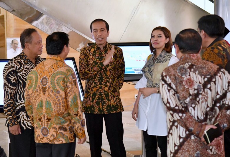 Saat Najwa  Dampingi Jokowi Keliling Perpustakaan Tertinggi 