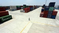 Selain untuk ekspor impor, Cikarang Dry Port juga berfungsi sebagai terminal atau stasiun untuk jalur kereta angkutan peti kemas domestik lintas Jawa yang menghubungkan Jabodetabek dengan Surabaya.