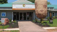 Canadian Potato Museum berlokasi Oleary, Kanada. Di sini ada mesin terkait penanaman kentang terbesar di dunia. Begitu juga pahatan kentang terbesar di dunia. PEI Potato Kitchen menyediakan pula sejumlah makanan seperti kentang panggang, kentang goreng dan sup kentang.