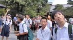 Gaya Siswa Jepang Wisata ke Kuil Emas