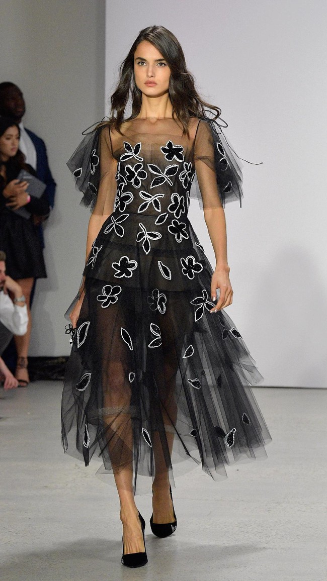 Model walks the runway for Oscar De La Renta fashion show during New York Fashion Week on September 11, 2017 in New York City.  (Photo by Slaven Vlasic/Getty Images)