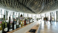 La Cite Du Vin di Bordeaux, Prancis menjadi tujuan tepat bagi pencinta wine. Karena ada 20 ruang bertema yang bisa mengeksplorasi budaya dan peninggalan wine. Di sini ada watchtower untuk melihat pemandangan indah Bordeaux dari ketinggian dan merasakan wine dari wilayah terbaik dunia.