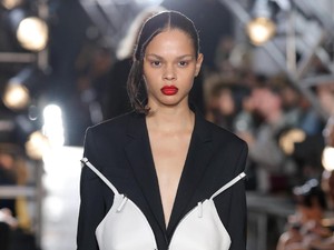 Bra Bisa Jadi Tas Curi Perhatian di New York Fashion Week, Aneh atau Canggih?