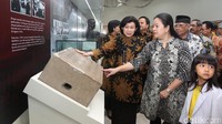 Dekan FKUI Ratna Sitompul memberi penjelasan kepada Menko PMK Puan Maharani di depan salah satu koleksi iMuseum yakni batu pondasi pembangunan Gedung STOVIA Salemba (FKUI) yang masih asli dari tahun 1916.