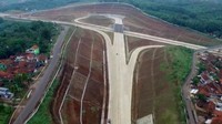 Untuk Seksi 1 saat ini masih dalam tahap pembebasan lahan, dimana progres tanah bebas kini sudah 37.43%. Sementara pada seksi 3 hingga seksi 6 (32,6 km) yang menghubungkan Sumedang-Cimalaka- Legok-Ujungjaya-Dawuan dan akses Bandara Internasional Jawa Barat (BIJB) dibangun oleh BUJT yakni PT. Citra Karya Jabar Tol. Saat ini keempat seksi tersebut masih dalam tahap pengadaan lahan, dimana pada Seksi 3 Sumedang-Cimalak (3,75 km) sudah bebas tanahnya 98%. Sementara untuk lahan Seksi 4-6 dalam proses revisi penetapan lokasi dan persiapan dana talangan untuk pembebasan lahan oleh BUJT.  Ditargetkan pengadaan lahan akan selesai pada bulan April 2018. Dok. Kementerian PUPR.