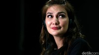 Bahkan Luna sempat meneteskan air mata.