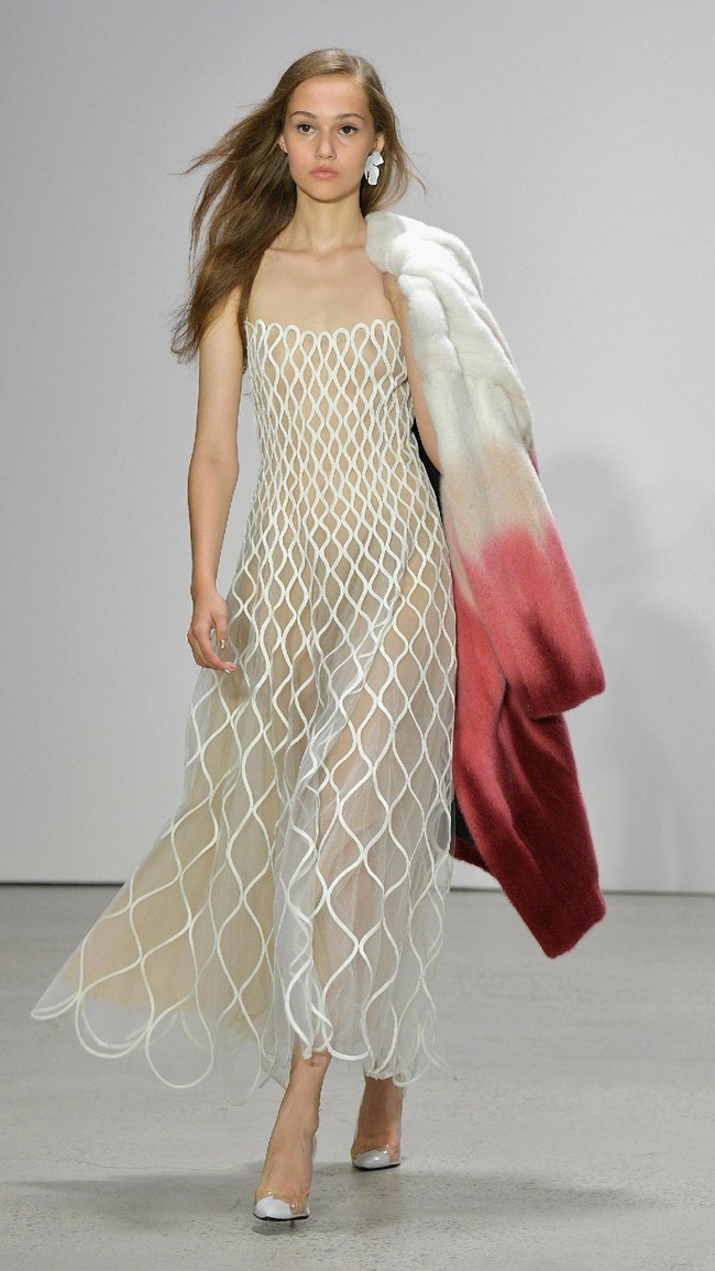 Model walks the runway for Oscar De La Renta fashion show during New York Fashion Week on September 11, 2017 in New York City.  (Photo by Slaven Vlasic/Getty Images)