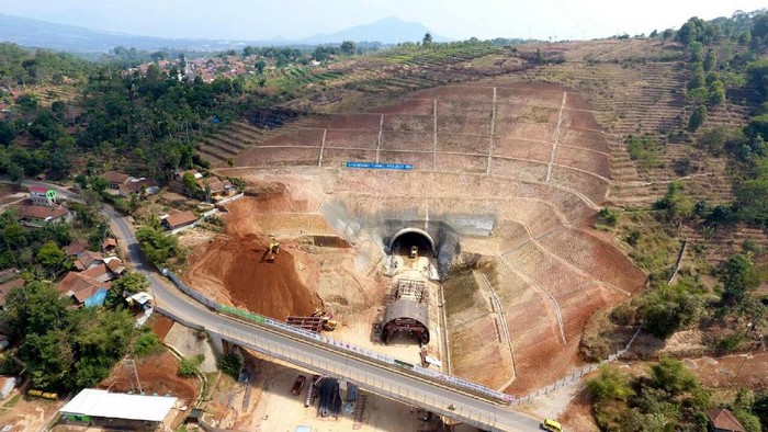 Pembangunan Jalan Tol Cileunyi – Sumedang – Dawuan (Cisumdawu) yang merupakan salah satu Proyek Strategis Nasional (PSN) terus diupayakan untuk mencapai sesuai target.  Konstruksi Seksi 2 Phase I Ranca Kalong-Ciherang (6,35 km) kini sudah dalam penyelesaian akhir. Sedangkan untuk Seksi 2 Phase II Ciherang-Sumedang (10,70 km), progres konstruksinya telah diatas rencana dengan realisasi 13%, sementara rencana 11%.