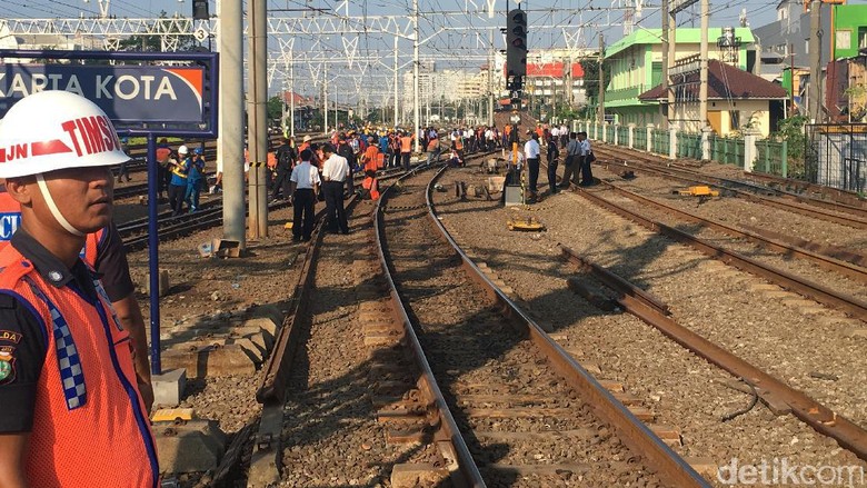KRL Anjlok di Stasiun Jakarta Kota Selesai Dievakuasi KRL Anjlok di Stasiun Jakarta Kota Selesai Dievakuasi