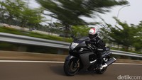 detikOto yang punya tinggi badan sekitar 180 cm dengan mudah menapakkan kaki ke tanah. Paha memang sedikit lebih melebar ketika menapakkan kaki saat duduk di Suzuki Hayabusa, sebab motor ini punya jok yang lebar.