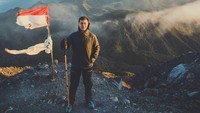 Baru-baru ini, ia mendaki Gunung Semeru dan mencapai puncaknya (Mahameru) di Jawa Timur. Keren! (Instagram/andreferdians)