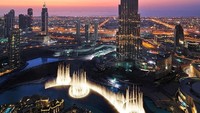 Dubai mempunyai air mancur dengan koreografi terbesar di dunia. Saat pertunjukan dimulai, akan terlontar 22.000 galon air setinggi 150 meter di udara. Jumlah lampunya juga tak kira-kira, sampai 6.000 lampu dinyalakan saat air mulai menari. Sinar cahaya yang berkilau pun dapat dilihat dari jarak lebih dari 30 km! (CNN Travel)