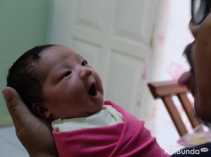Video: Tutorial Cara Tepat Membedong Bayi