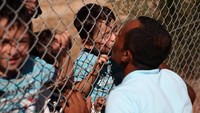 Anak-anak Ammar Hammasho juga berlarian dan semangat menciumi sang ayah. Anak kedua Ammar Hammasho sendiri tewas akibat serangan udara di Suriah (Foto: REUTERS/Yiannis Kourtoglou)
