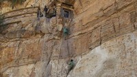 Biara pria. Debre Damo menyimpan beberapa kitab suci Kristen paling kuno di Afrika. Tepat di jalan utama antara Lalibela dan Aksum terletak Debre Damo, sebuah biara yang hanya bisa dicapai dengan memanjat tebing setinggi 15 meter. Ada kebijakan yang mengatur di tempat ini, yakni hanya pria yang diizinkan memanjat ke biara. Pemandangan yang menakjubkan tersaji di atas. Berhati-hatilah dengan pemandu tidak resmi yang mencoba memeras biaya amat mahal. Biara tersebut terletak persis di luar kota kecil Bizet, 12 jam perjalanan ke arah utara Addis Ababa (Dok. CNN Travel)