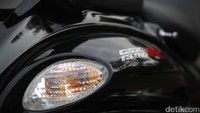 Bagaimana menggunakannya di perkotaan? Kalau mau pakai motor ini di perkotaan cari jalan yang sepi deh, Otolovers. Jangan di jalan yang macet, yang ada bakal susah untuk selap-selip barisan mobil di jalan macet, karena memang dimensinya panjang dan lebar.