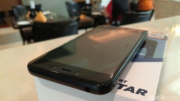 Kita patahkan stigma ponsel lokal dengan kualitas yang ditingkatkan. Ponsel ini dibekali penggunaan lapisan kaca bernama Kingkong Glass, yang punya tingkat kekuatan di angka 6,5. Ini lebih kuat dari tembaga yang memiliki kekuatan di angka 3,  jelas Suryadi Willim, Head of Marcomm Evercoss (Foto: detikINET/Yudhianto)