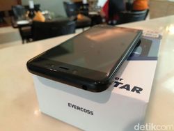 Layar Kingkong Ponsel Ini Kuat Banget, Bisa Buat Getok Paku