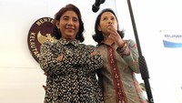 Begini gaya Menteri Kelautan dan Perikanan Susi Pudjiastuti bersama dengan Menteri BUMN Rini Soemarno.