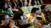 Menko PMK Puan Maharani mendengar penjelasan dari Dekan FKUI Ratna Sitompul terkait pembukaan museum Indonesia Museum of Health and Medicine (iMuseum).