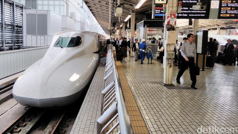 Yuk Intip Ramainya Penumpang Shinkansen Stasiun Tokyo adalah salah satu stasiun yang menyediakan layanan kereta cepat shinkansen. Keramaian para penumpang shinkansen berlangsung sejak pagi.