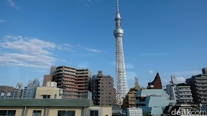 Lansekap Tokyo Sky Tree dengan latar belakang bangunan bertingkat diambil dari salah satu sisi kota Tokyo