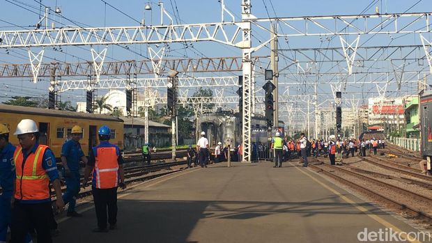 Evakuasi gerbong KRL anjlok di Stasiun Jakarta Kota, Kamis (14/9/2017)