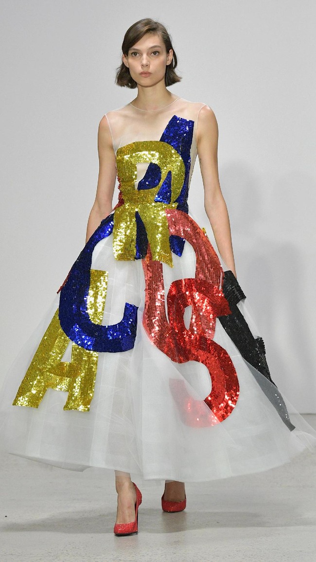 Model walks the runway for Oscar De La Renta fashion show during New York Fashion Week on September 11, 2017 in New York City.  (Photo by Slaven Vlasic/Getty Images)