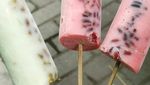 Panas-panas Begini Enaknya Ngunyah Es Loli dan Es Potong yang Manis Dingin