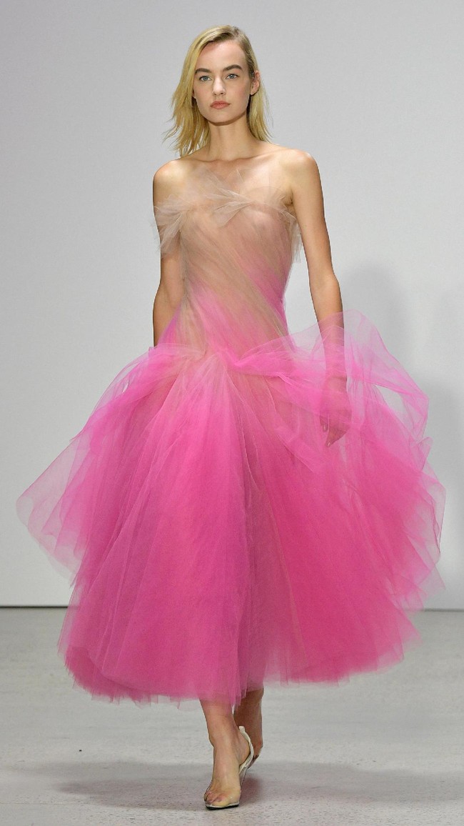 Model walks the runway for Oscar De La Renta fashion show during New York Fashion Week on September 11, 2017 in New York City.  (Photo by Slaven Vlasic/Getty Images)