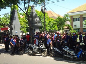 Kawal Sidang Demo Palu Arit, Massa Anti PKI Serbu PN Banyuwangi