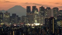Penampakan gedung pencakar langit di Tokyo dengan latar belakang Gunung Fuji. Kehidupan masyarakat di Tokyo bisa dalam bahaya apabila Korut benar-benar melancarkan serangannya. Namun PBB terus mengimbau agar ketegangan di kawasan pasifik diakhiri/Foto: AFP