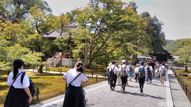 Kuil emas adalah salah satu obyek wisata Jepang yang terkenal. Siswa-siswi di Jepang juga berwisata ke kuil di Kyoto. Yuk intip gaya mereka.