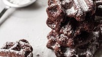 Buat yang ingin sarapan tidak terlalu mengenyangkan, waffle cokelat mungil ini bisa jadi pilihan. Empuk, dengan rasa cokelat pekat. Enak dimakan hangat dengan taburan gula bubuk.Foto: Istimewa