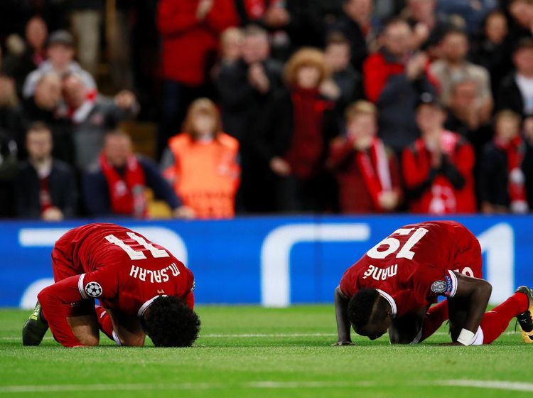 Sujud Syukur Salah dan Mane di Anfield