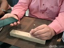 Layar Kingkong Ponsel Ini Kuat Banget, Bisa Buat Getok Paku