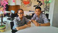 Hilarius bersama teman sekolahnya di SMU Budi Mulia. Hati Maria begitu hancur mengetahui putra kesayangannya itu tewas dalam insiden yang mengerikan.