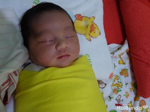Membedong Bikin Kaki Bayi Nggak Bengkok?