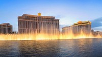 Air mancur Bellagio dibangun di danau buatan di depan hotel Bellagio, Las Vegas.  Air mancur ini memiliki 1.200 nozel, dengan pipa 8.000 meter dan 4.500 lampu. Air mancur ini mampu menembakan air setinggi gedung belasan lantai. Wow! (CNN Travel)