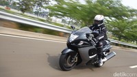 Suzuki saat ini punya motor paling buas di antara jajaran motor Suzuki lainnya. Namanya Suzuki Hayabusa atau GSX-1300R yang bisa dikategorikan sebagai hyperbike.