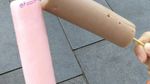 Panas-panas Begini Enaknya Ngunyah Es Loli dan Es Potong yang Manis Dingin
