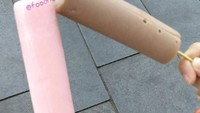 Es goyang juga tergolong es loli yang dibuat dengan cara tradisional. Cetakan harus digoyang agar es lilin beku. Ada ras cokelat dan strawberry yang jadi favorit.Foto: Istimewa