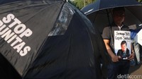 Mereka juga membawa foto Setya Novanto.