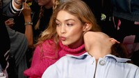 Saat dibelakang panggung mereka pun terlihat saling bercanda. Astrid Stawiarz/Getty Images For NYFW: The Shows/detikFoto.
