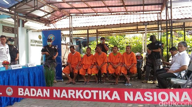 BNN memusnahkan sabu.